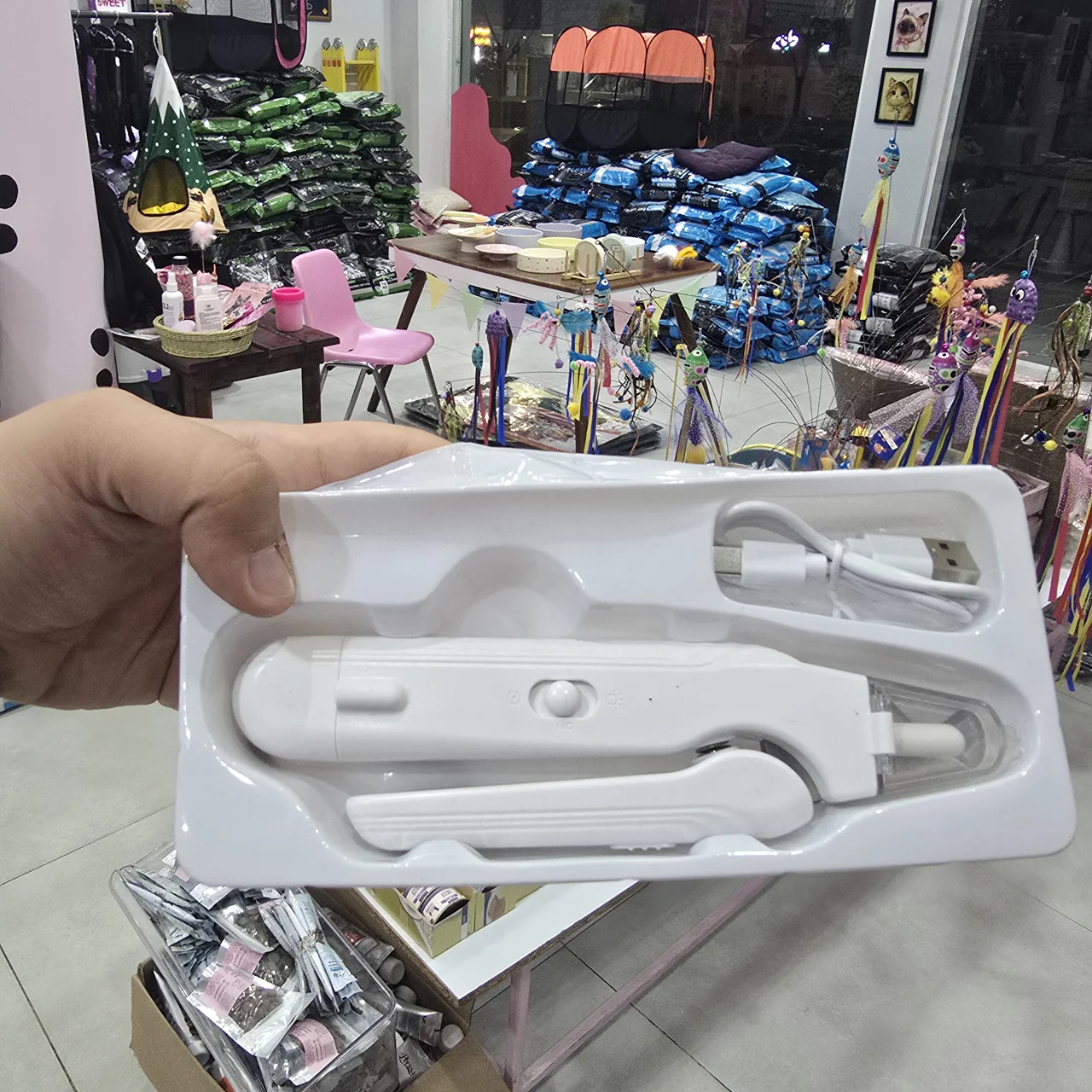 ناخنگیر چراغ دار و سوهان ناخن برای گربه و سگ